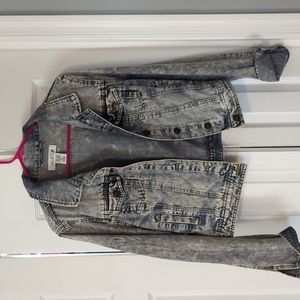 Denim jean jacket, stone washed, short waist, 2 side pockets and 2 breast picket